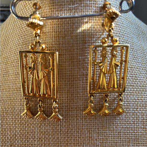 Vintage ‘Vendome’ gold tone earrings! - Picture 2 of 6